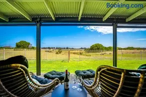 14 Excelsior Pde - BYO Linen - Pets Negotiable - Waterviews - Image 1
