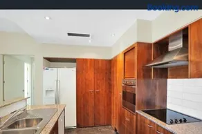 Three bedroom apartment in Sebel complex- on site restaurant, room service, gym and parking - Image 2