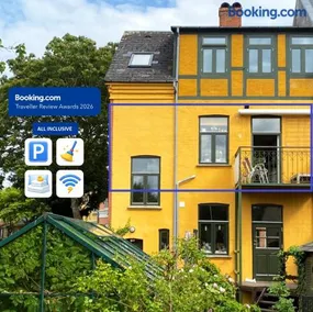 City Center Apartment with Balcony, Garden & Free Parking - Image 1