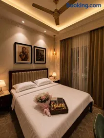 Rao Stays Luxury Studio on Golf Course Road - Image 1