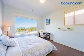 Lakeview 2-bed 2-bath Entire Suite near Summerhill Winery - Image 2