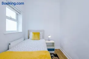 Single room, Salford, near Uni and Hospital - Image 2