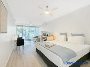 Blue on Blue Deluxe King or Twin room, steps from ferry, amazing pool, wifi - Image 2