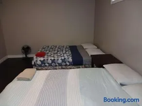 Cosy Romantic and Cost Effective Stay in Kitchener - Image 5