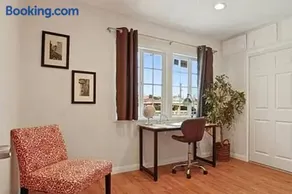 Spacious 3Bdr Home close to Manhattan Beach - Image 2