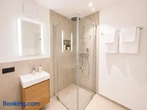 Modern Business Apartment - Parking - Fast WiFi - Image 3