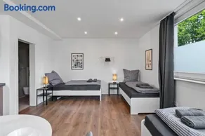 RO01 Schickes 1-Zimmer Apartment - Image 1