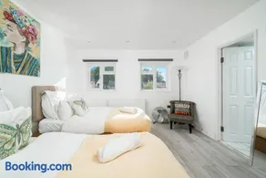 Ephatha House 4-Bedrooms, Sleeps 11, Free Parking, Garden - Image 4
