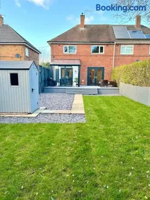 Waterside House - Luxury Home near Alton Towers & Trentham - Free Parking & Garden - Image 1