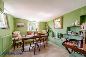 2 Bed in Cirencester oc-hic05 - Image 3