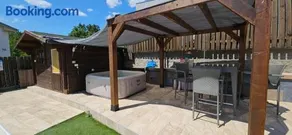 Luxury Flat with Heated Pool & Jacuzzi - Image 2