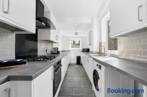 Spacious 2-Bed Home with Garden Sleeps 5 - Image 4
