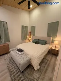 The Onyx - Walk to Falls, Hot Tub, Resort Access, Luxe Approved - Image 3