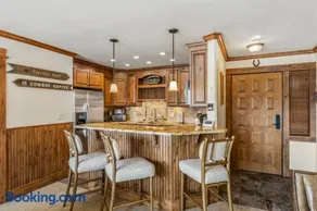 Bear Claw 413 - True Ski-in Ski-out Access, Gondola Views & Winter Shuttle! - Image 3