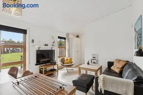 Bright Holiday Home Near Beach And Pool - Image 3