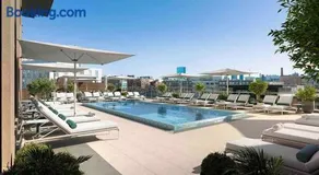 Luxury Apartment w King Bed Shared Pool & Rooftop - Image 2