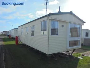 Sealands Everglade II:- 6 Berth, Central Heated Access to the beach - Image 4