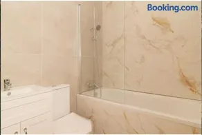 Stylish 3BR House Near Central London - Image 3