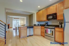 Gorgeous Townhome With 3br - Image 2