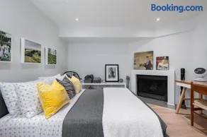 Modern Design Studio - Image 1
