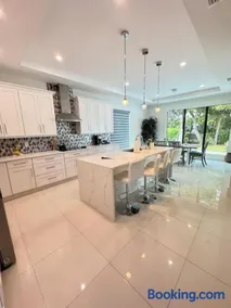 4 Bedrooms Heated Pool Spacious - Image 1