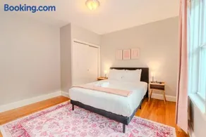 Spacious 3BR 4 Queen Bed Near Boston & Transit - Image 4