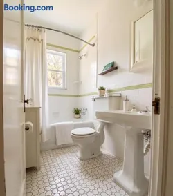 1890 CapeCod farmhouse:Charming, Private, Spacious - Image 3