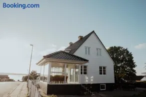 Family-Friendly Holiday Home Near The Sea - Image 2