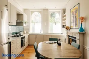 Homely 4 bedroom flat with private courtyard near Angel, East London - Image 3