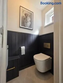 Modern 3BR Home - Kingsize Bed, Office & Garden - Image 3