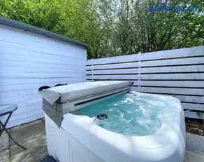Hunters Hideaway Lodge - Private Hot Tub - Infrared Sauna - Dog Friendly - Image 3