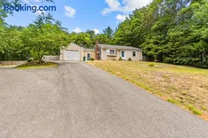 2BR Family Vacation Home firepitbackyard - Image 3