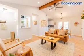 Cozy retreat and views near campus with gourmet kitchen - Image 5