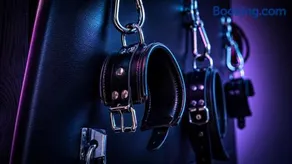 L'Atelier KUROI - Love Room BDSM - Balançoire, Banc de fessée, Cage, Croix, Tantra - Image 3