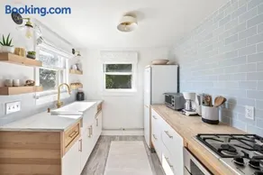Classic Wainscott East Hampton Home - Image 2