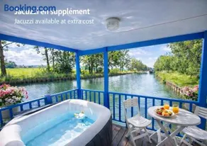Cottage flottant Premium Jacuzzi privé en supplément - Image 1