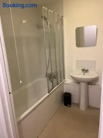New homely studio free parking near Kingston - Image 4