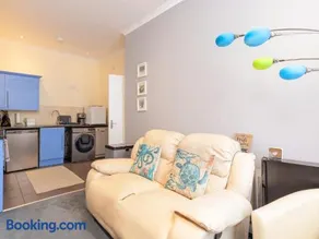 Annexe with Courtyard & Hot Tub Option - Image 3
