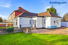 Nancy's 3 bedroom house near Heathrow Airport - Image 5