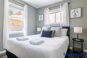 Hawthorne Haven Spacious 4BR Retreat - Image 1