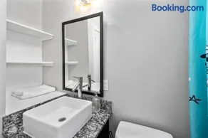 Sleek 1BR Apt with Free Park Near NRG, Med Center & UH - Image 2