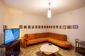 Francesca's House, Ceto Ospitar - Image 2