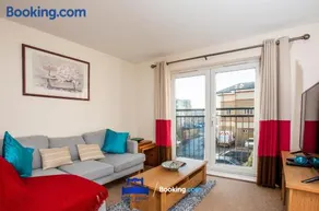 Two Bedroom Apartment By Beds Away Short Lets & Serviced Accommodation Close to Kidlington Airport and Blenheim Palace - Image 2