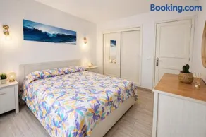 Minimalist boho-chic apartment 10 minutes from the beach - Image 4