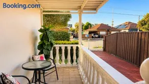 3BR Mascot House 3 Queen Beds Walk to Station - Image 3