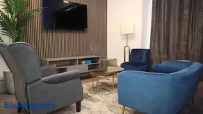 Entire Luxville 5 Bedroom Home - Image 3