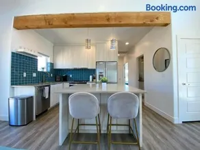 Timber & Tin E 2Bed 2Bath w Pool & Rooftop Deck - Image 5