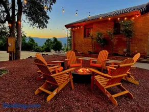NEW LISTING, Near Yosemite South Gate entrance and town, King bed, Hot Tub, BBQ, Firepit & Mountain Views - Image 1