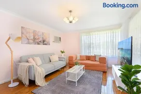 2BR House Sleeps 7 Close to Shops & Train - Image 3
