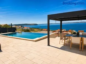Newly built Villa MarVista with 4 bedrooms,infinity pool & stunning sea and mountain views - Image 2